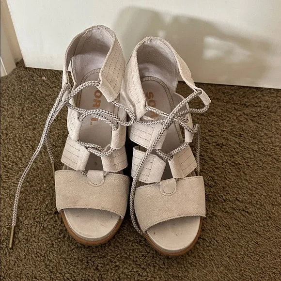 Sorel Women's Light Grey Wedge Sandals - Picture 2 of 3